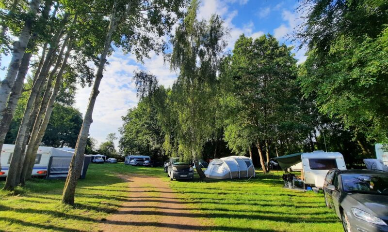 Czym różni się glamping od tradycyjnego campingu nad morzem?